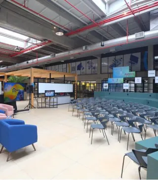 Espaço de eventos da Harven com cadeiras e telões