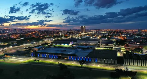 Campus da Harven e a cidade ao anoitecer, vistos do alto
